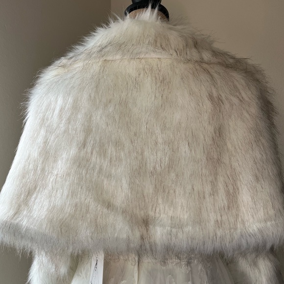 Women’s Faux Fur Wrap - Picture 3 of 5
